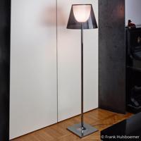 FLOS KTribe F2 stojaca lampa, dymová sivá