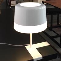 Prandina Gift T1 stolová lampa biela rohová montáž